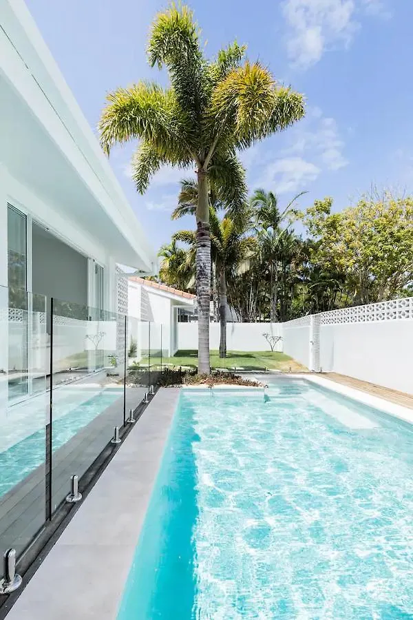 Villa Poinciana House—Luxury Noosa Retreat Close To Beach